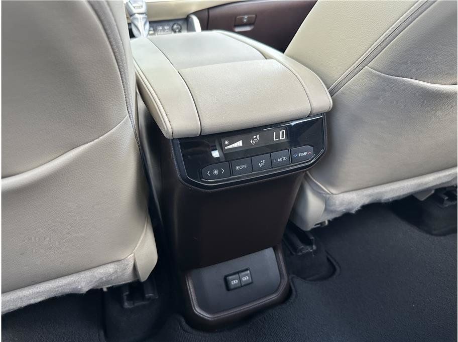 Used 2022 Toyota Highlander XLE AWD/4WD image 18