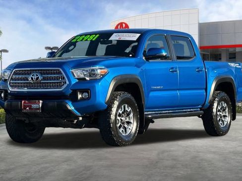 Certified 2017 Toyota Tacoma TRD Off-Road image 10