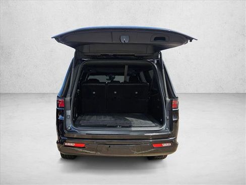 Used 2025 Jeep Wagoneer L Series II w/ Premium Group I image 8