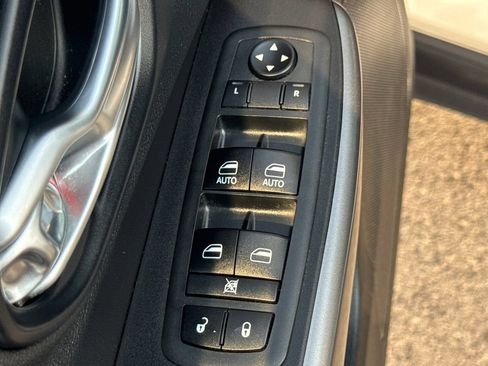 Used 2019 Jeep Cherokee Latitude Plus w/ Cold Weather Group AWD/4WD image 28