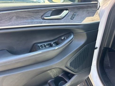 Used 2023 Jeep Grand Cherokee Limited AWD/4WD image 9