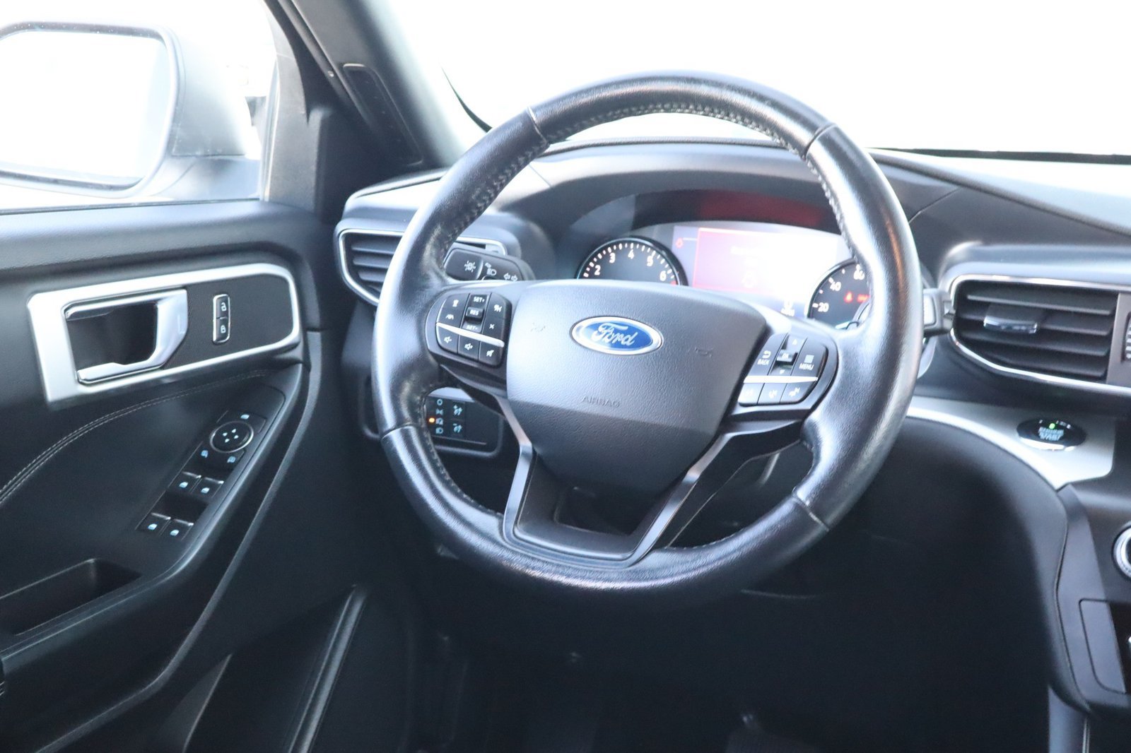 Used 2020 Ford Explorer XLT w/ Equipment Group 202A RWD image 28