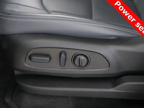 Used 2024 Buick Enclave Essence image 19