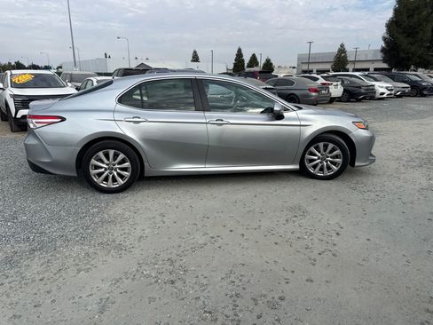 Used 2018 Toyota Camry LE FWD image 3