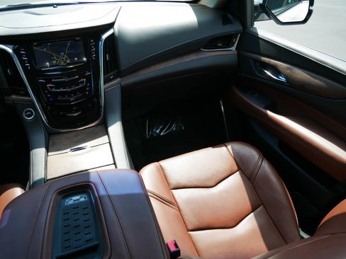 Used 2017 Cadillac Escalade ESV Premium Luxury AWD/4WD image 9