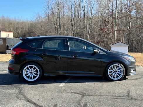 Used 2017 Ford Focus ST image 4