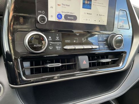 Used 2023 Toyota Highlander LE image 29