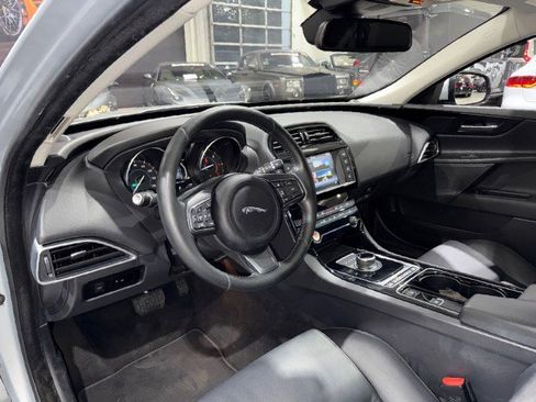 Used 2017 Jaguar XE Premium image 8