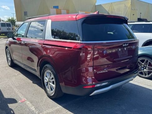 Used 2024 Kia Carnival LX FWD image 2