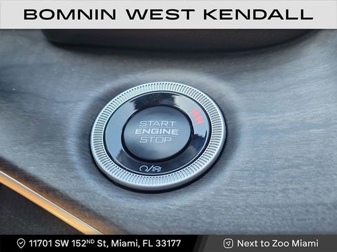 Used 2025 Jeep Grand Cherokee Limited w/ Black Appearance Package image 15