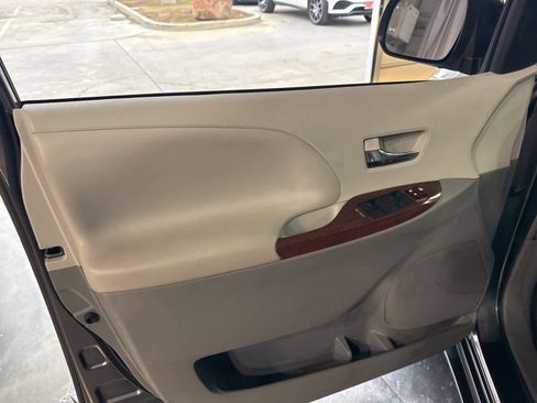 Used 2014 Toyota Sienna XLE image 17
