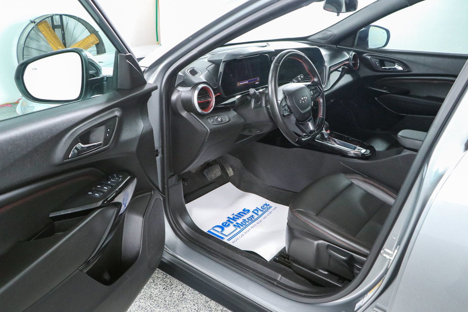 Used 2025 Chevrolet Trax RS w/ Sunroof Package FWD image 3
