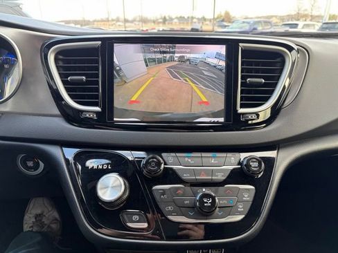Used 2025 Chrysler Pacifica Select image 18