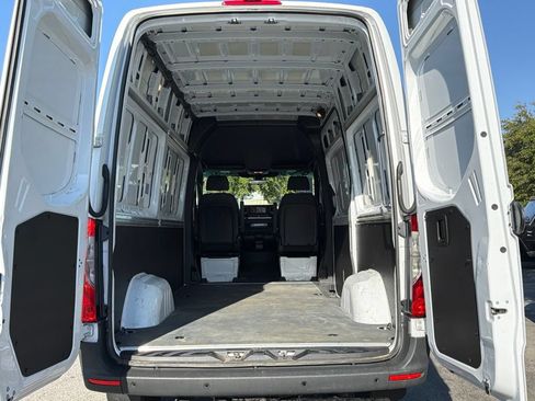 Used 2025 Mercedes-Benz Sprinter 2500 image 14