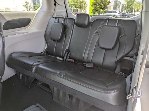 Used 2023 Chrysler Pacifica Touring-L FWD image 14