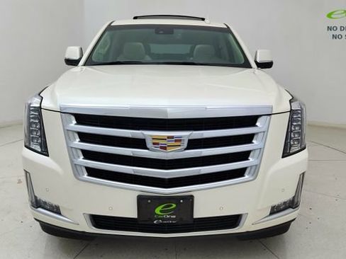 Used 2015 Cadillac Escalade Luxury RWD image 2
