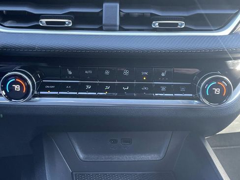 New 2026 Chevrolet Equinox LT w/ Convenience Package II FWD image 22