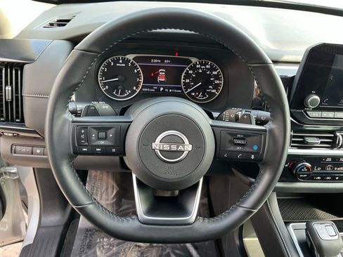 Used 2025 Nissan Pathfinder SV image 11