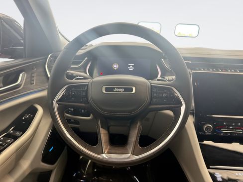 Used 2023 Jeep Grand Cherokee Overland w/ Luxury Tech Group IV AWD/4WD image 12