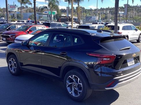 Used 2025 Chevrolet Trax LT w/ LT Convenience Package image 7