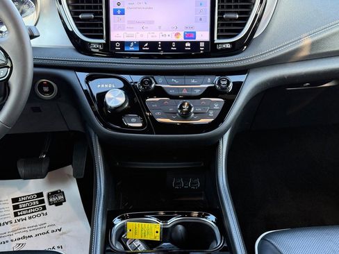 Used 2025 Chrysler Pacifica Limited image 17