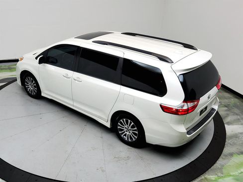 Used 2018 Toyota Sienna XLE image 37