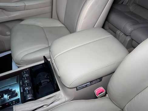 Used 2011 Lexus LX 570 4WD w/ Luxury Pkg image 40