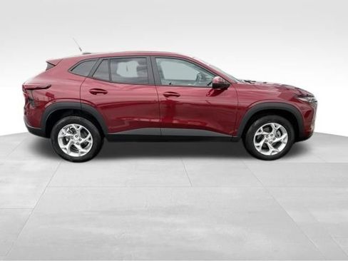 Used 2024 Chevrolet Trax LS w/ LS Convenience Package FWD image 4