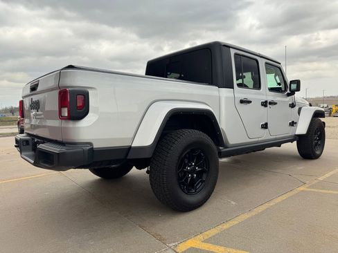 Used 2022 Jeep Gladiator Willys AWD/4WD image 5