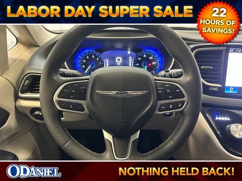 Used 2024 Chrysler Pacifica Touring-L FWD image 9