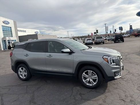 Used 2024 GMC Terrain SLE image 3