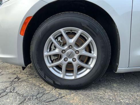 Used 2024 Chrysler Pacifica Touring-L FWD image 30
