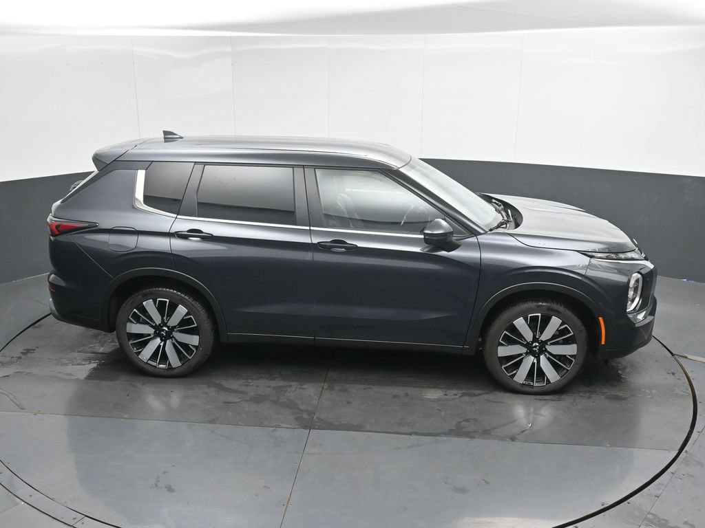 Used 2025 Mitsubishi Outlander AWD image 31