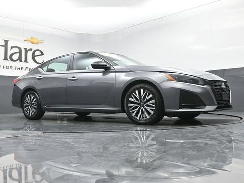 Used 2024 Nissan Altima 2.5 SV FWD image 2