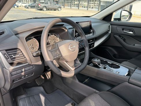 Used 2026 Nissan Rogue SV FWD image 7