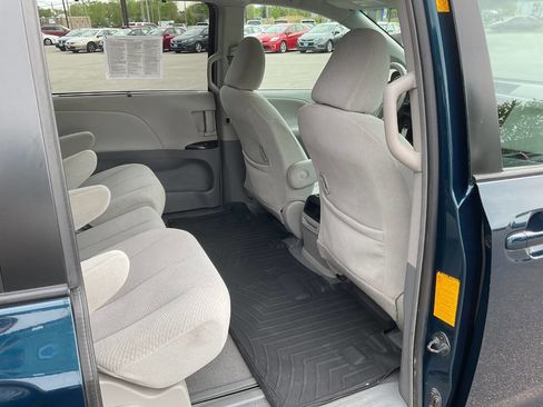 Used 2011 Toyota Sienna LE w/ Preferred Pkg FWD image 33