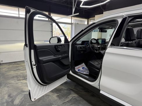 Used 2025 Lincoln Aviator AWD image 9