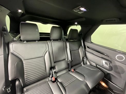 Used 2025 Land Rover Discovery S image 23