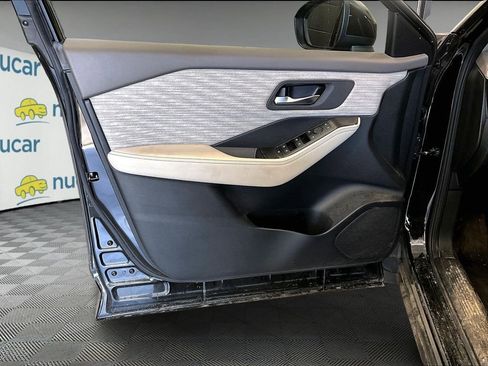 Used 2023 Nissan Rogue SV image 9