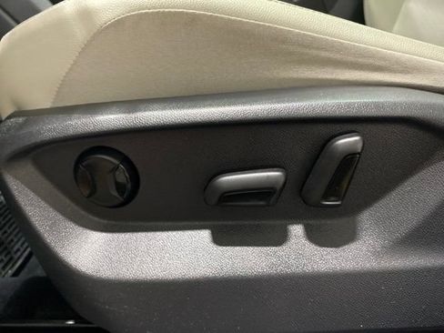 Used 2019 Volkswagen Tiguan SE w/ Panoramic Sunroof Package AWD/4WD image 12