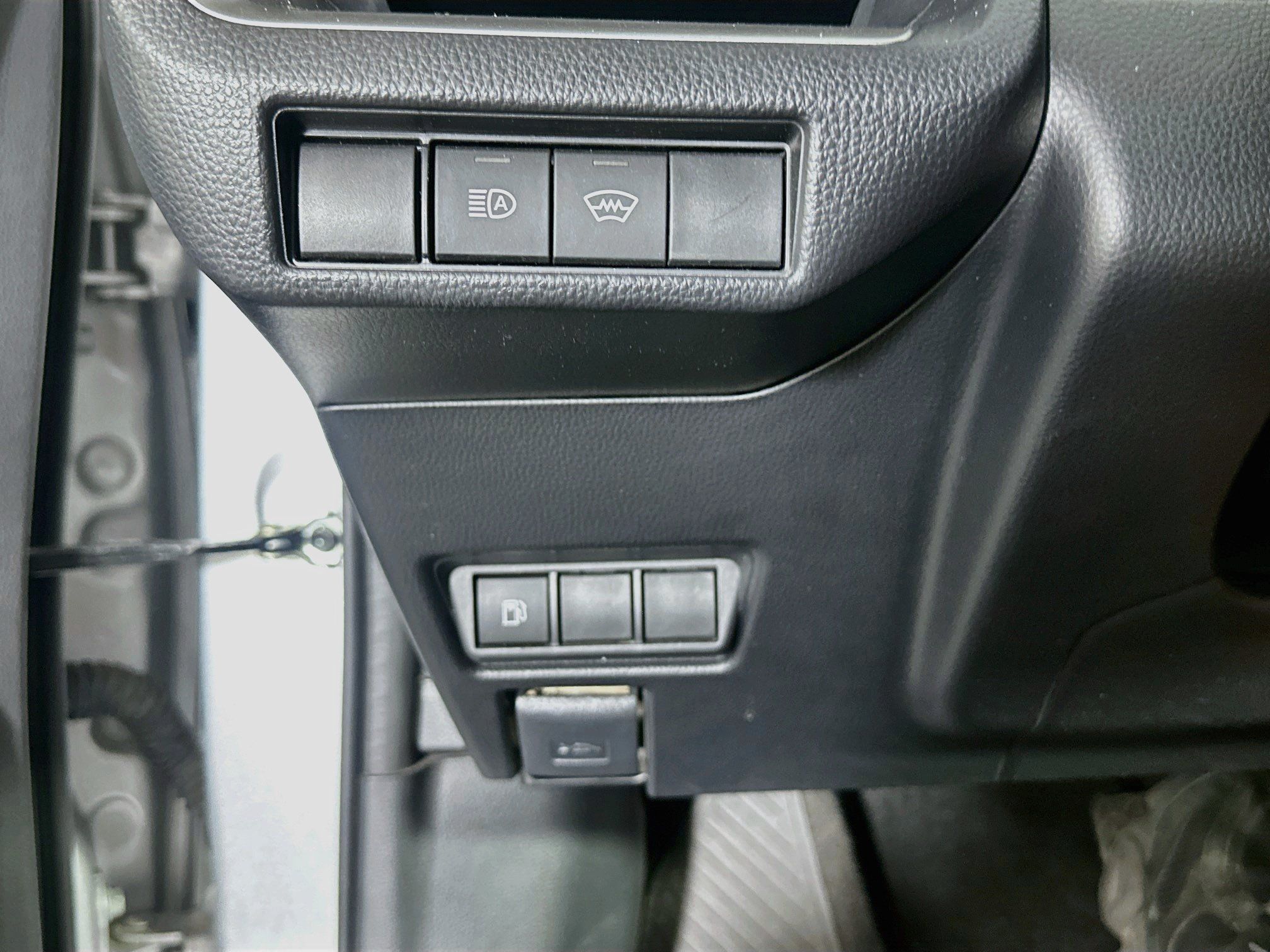 Used 2025 Toyota Prius LE FWD image 17