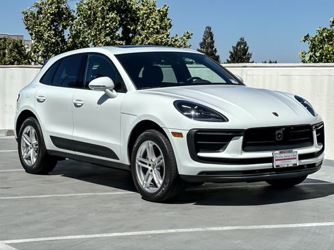 Certified 2026 Porsche Macan AWD/4WD image 10