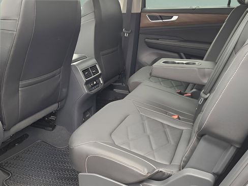 Certified 2025 Volkswagen Atlas SE image 11