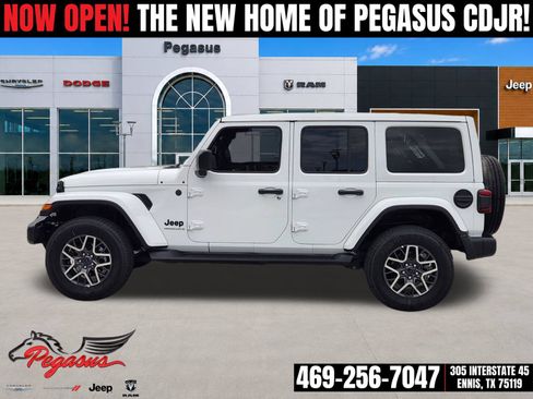Used 2025 Jeep Wrangler Unlimited Sahara AWD/4WD image 3