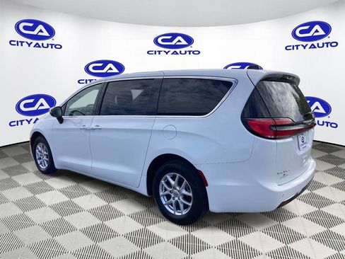 Used 2023 Chrysler Pacifica Touring-L FWD image 7