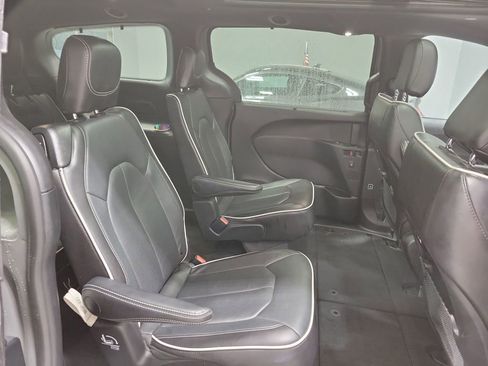 Used 2025 Chrysler Pacifica Limited image 19
