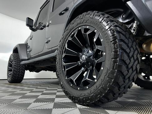 Used 2019 Jeep Wrangler Unlimited Sahara w/ Uconnect 4C Nav & Sound Group AWD/4WD image 27