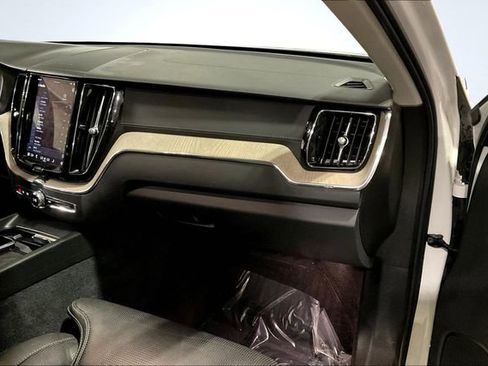Certified 2022 Volvo XC60 T8 Inscription w/ Advanced Package image 18