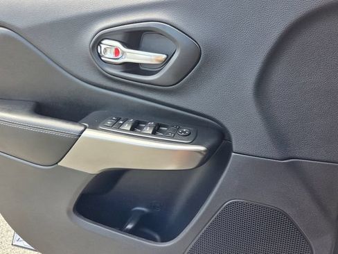 Used 2021 Jeep Cherokee Latitude FWD image 31