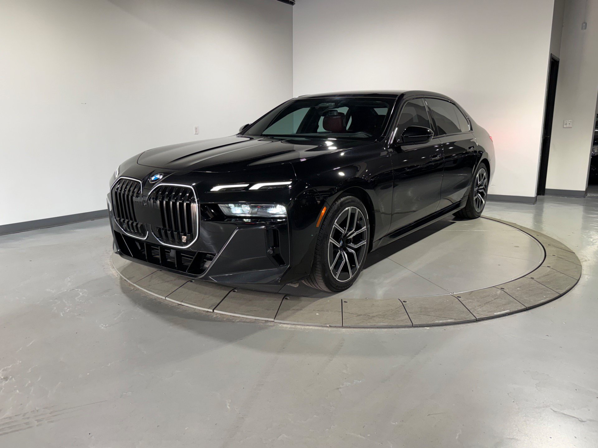 Used 2024 BMW 740i xDrive AWD/4WD image 4